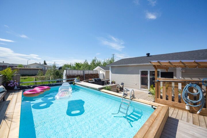 240 Grandview Crescent — photo 1