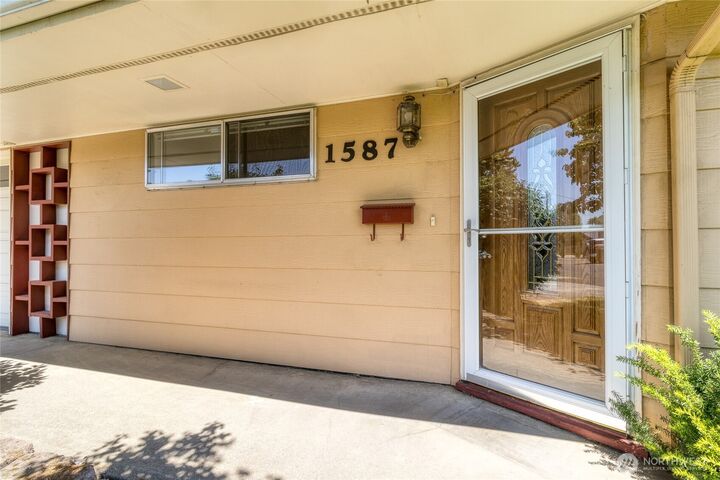 Property Photo: 1587 Olive Street WA 99362