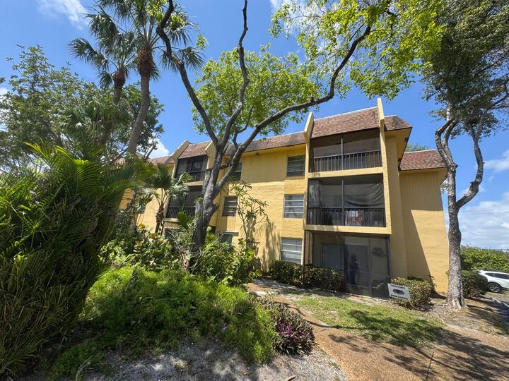 Property Photo: 450 NW 20th Street FL 33431