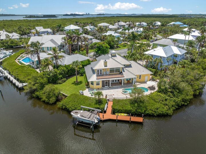 Property Photo: 2165 6th Court SE FL 32962