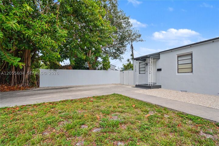 Property Photo: 2140 Monroe Ter FL 33020