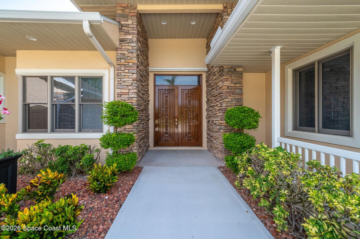 Property Photo: 3706 Secluded Oak Court FL 32934
