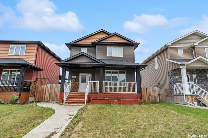 526 Maple Crescent — photo 1