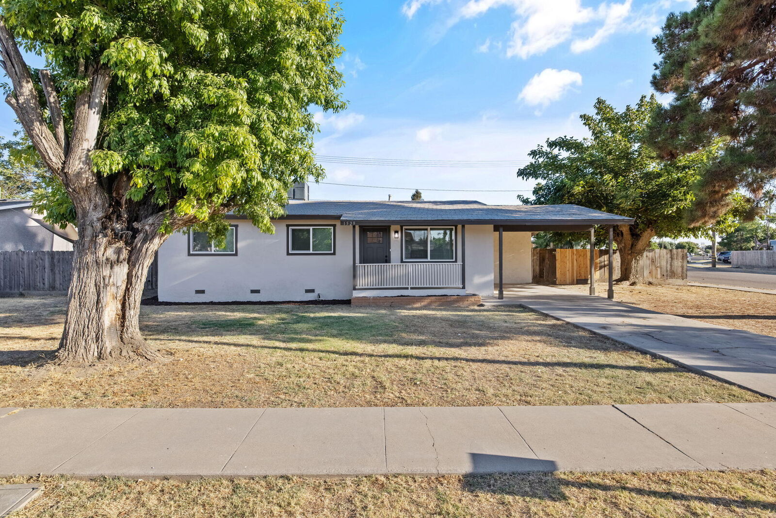 Property Photo: 1529 E Stockham Avenue CA 93274