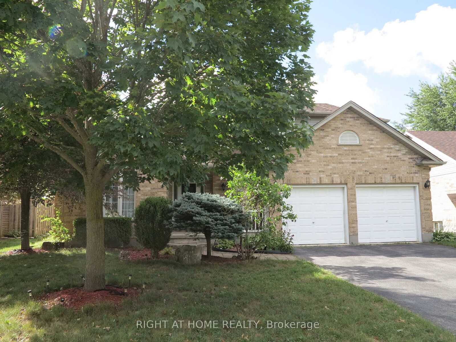 Property Photo: 35 Moraine Crescent ON N6G 4Z1