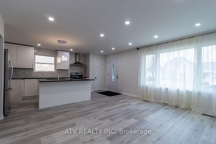 Property Photo: 1064 Eastmount Avenue E ON L5E 1Z3