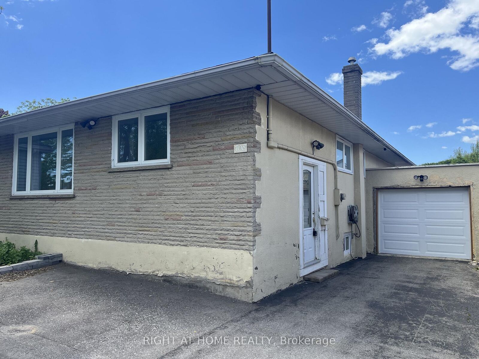 Property Photo:  708 Carnegie Avenue  ON L1G 4R6 