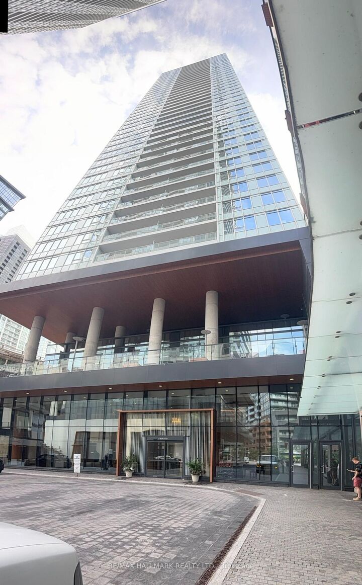 Property Photo: 17 Bathurst Street 3206 ON M5V 0N1