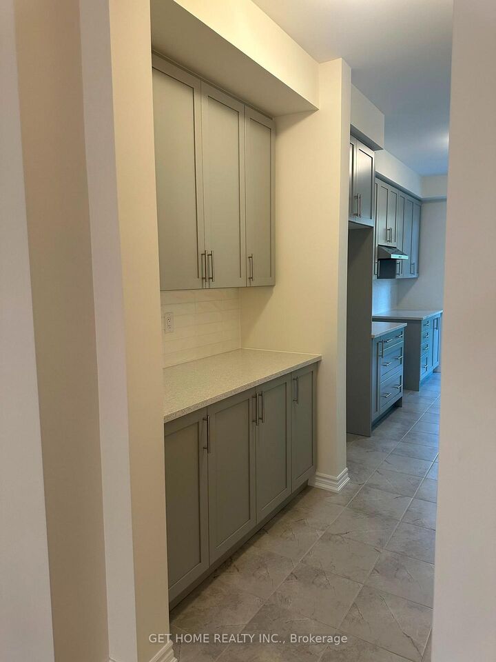 Property Photo: 73 Paradise Way Road #2 ON L1P 0S2