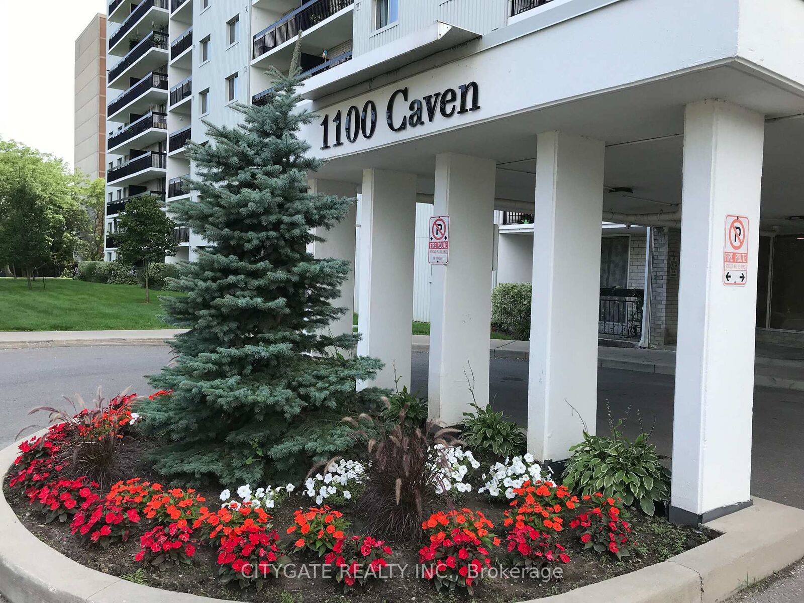 Property Photo: 1100 Caven Street Ph 10 ON L5G 4N3