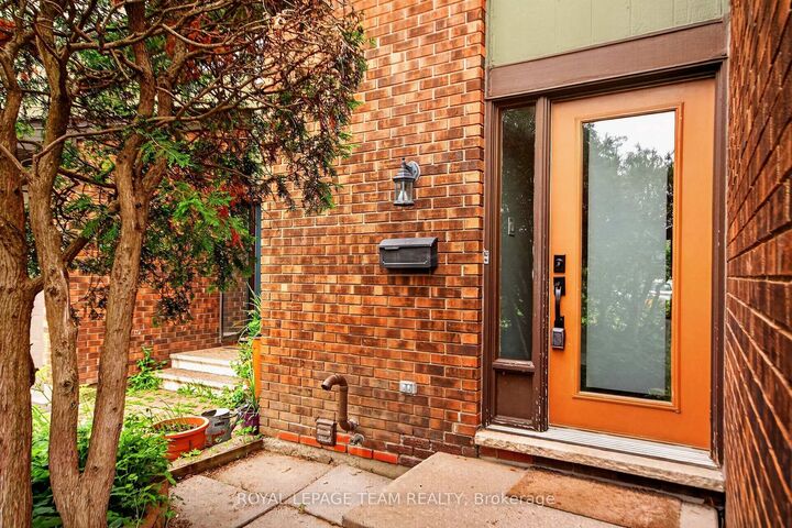 Property Photo: 18 Chisholm Court 9 ON K2K 1E2