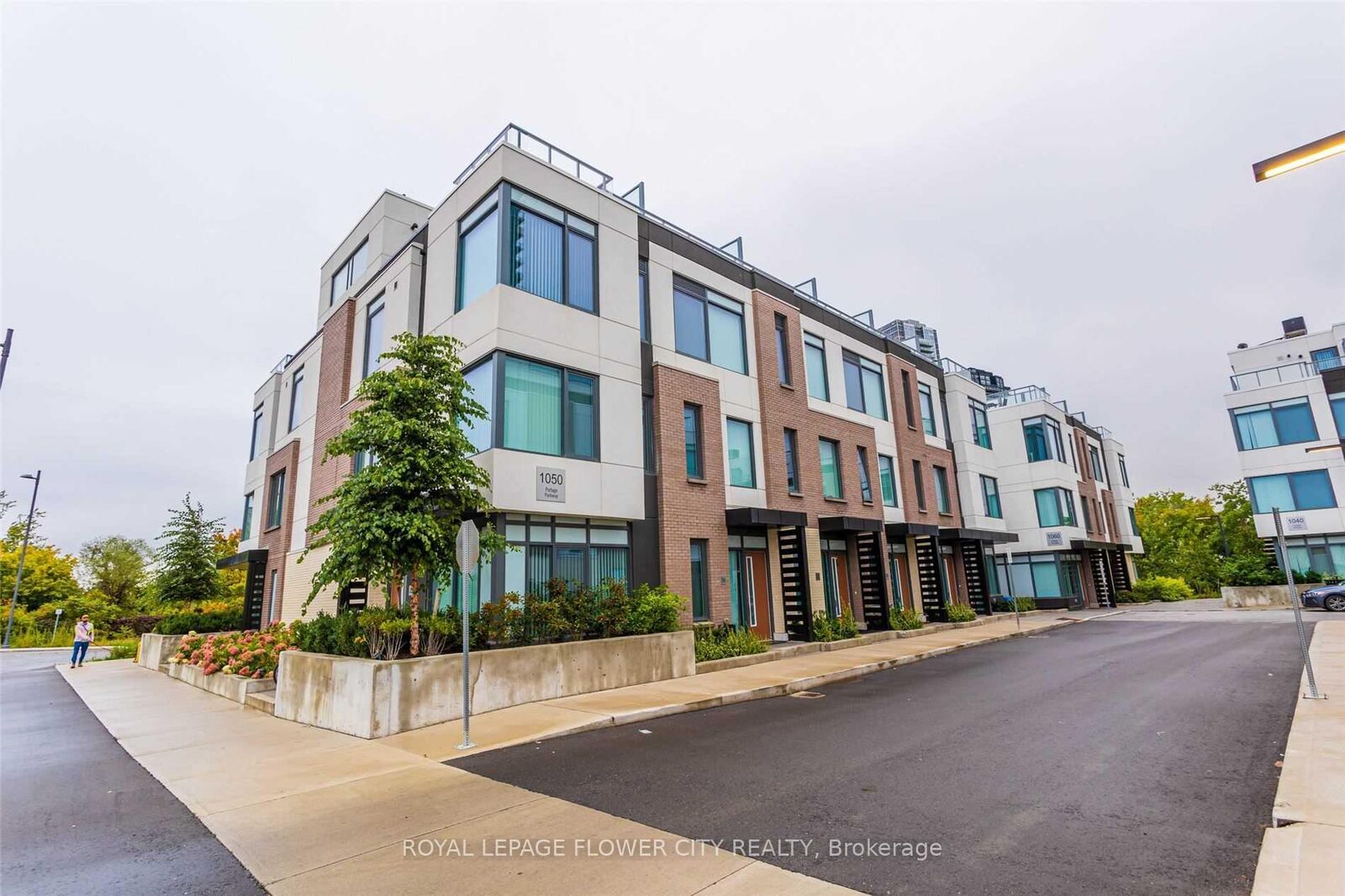 Property Photo:  1050 Portage Parkway W Th37  ON L4K 2M7 