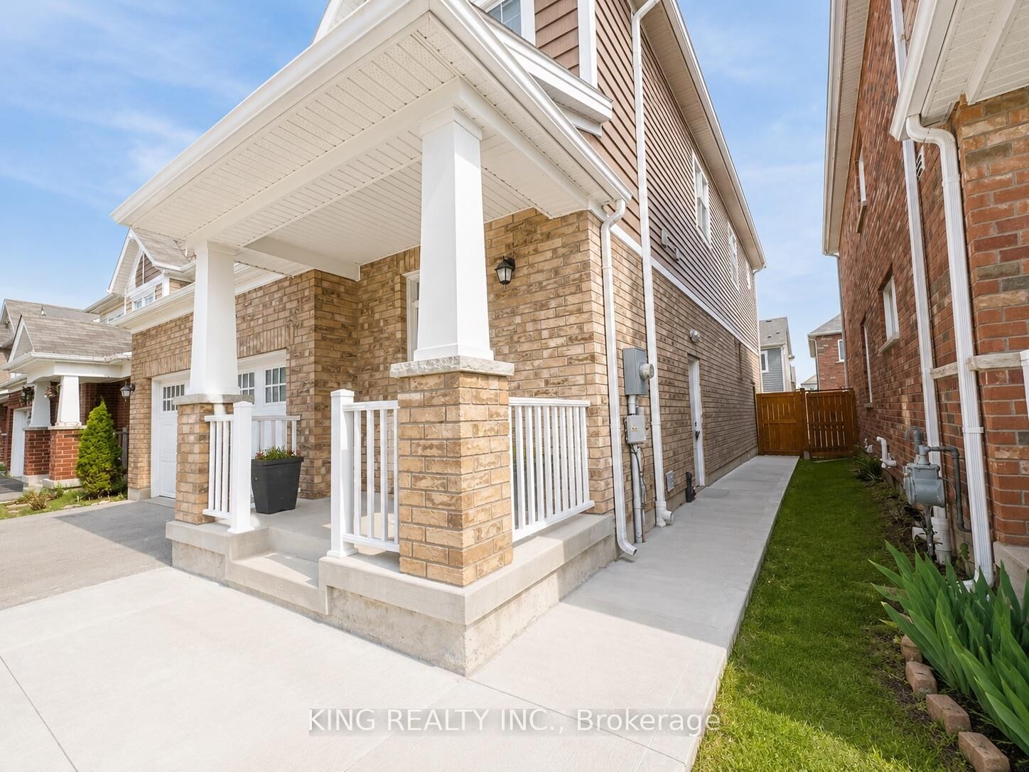 Property Photo: 349 Grovehill Crescent Lower ON N2R 0K8