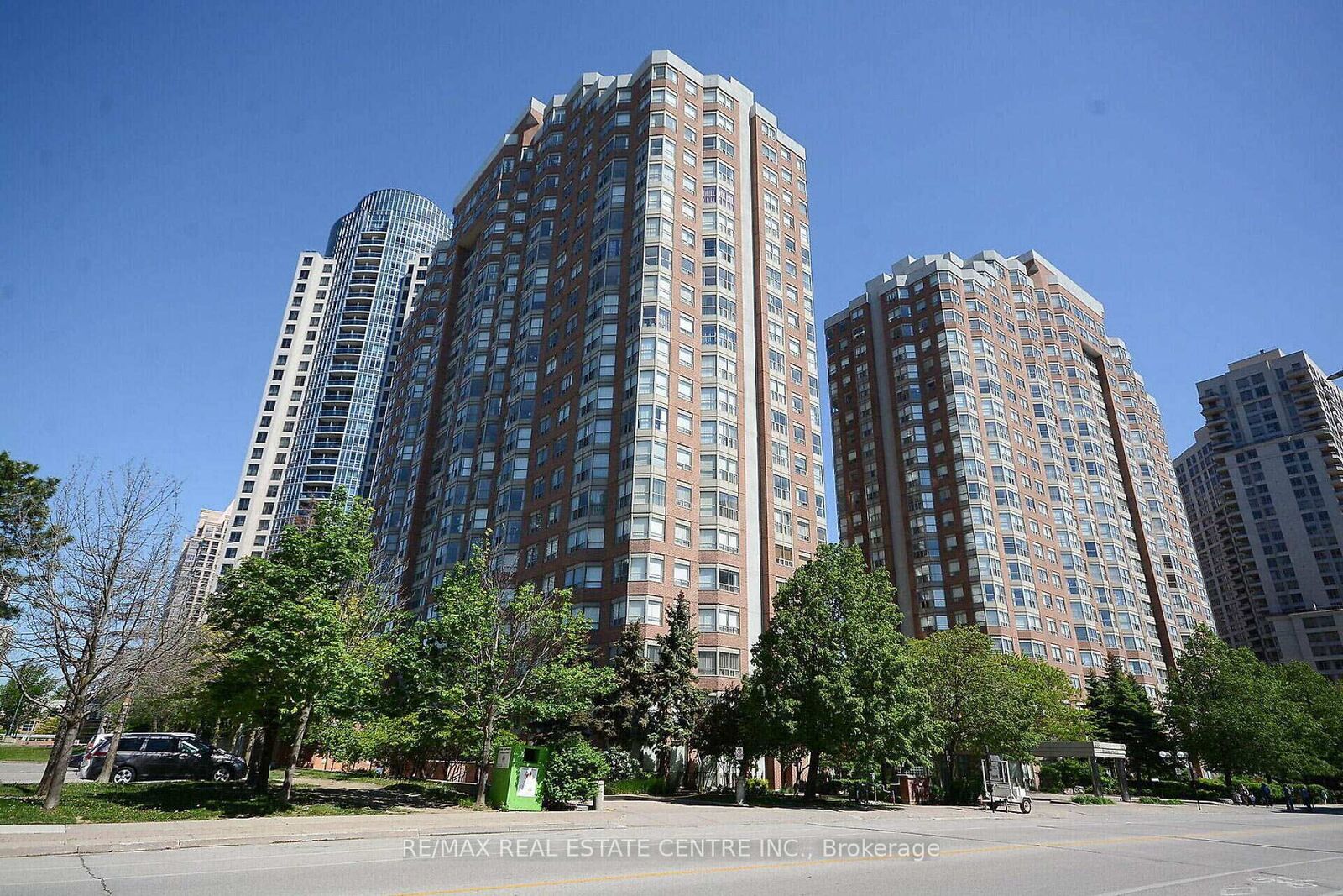Property Photo:  335 Webb Drive 2011  ON L5B 4A1 