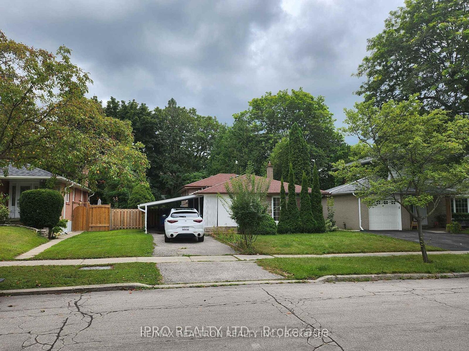 Property Photo:  16 Cresthaven Drive  ON M2H 1L7 