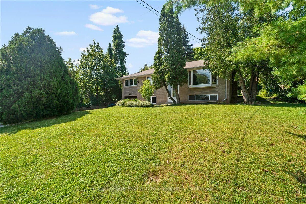 Property Photo: 132 Vista Boulevard ON L5M 1V9