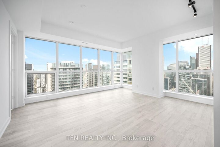 327 King Street W 4506 — photo 1