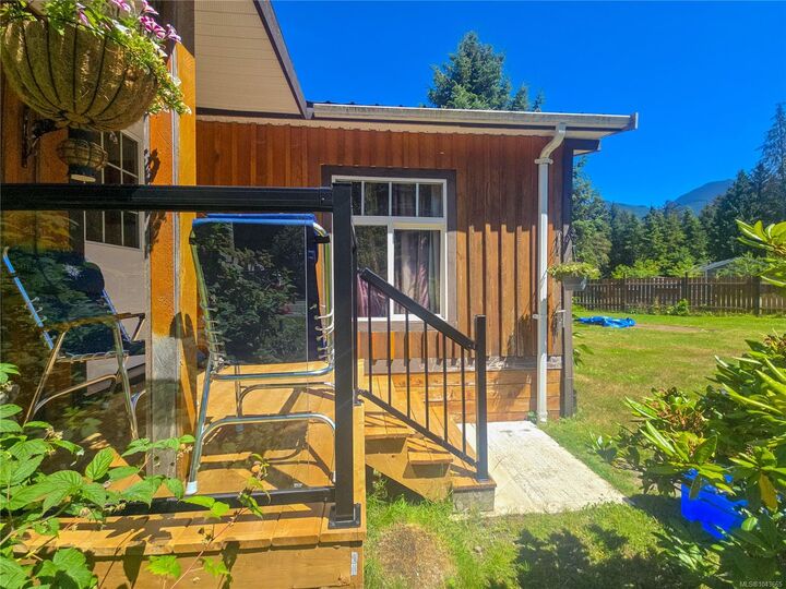 Property Photo: 754 Sayward Rd BC V0P 1R0