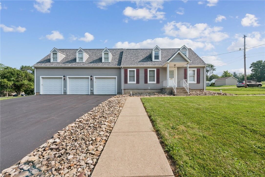 Property Photo: 1676 E Laurel Circle PA 15666