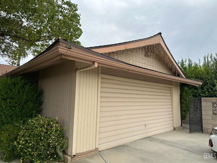 Property Photo: 2901 Summit Circle CA 93306