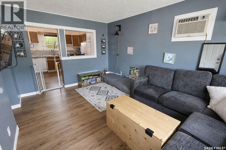 Property Photo:  748 5th Street E  SK S6V 0M5 