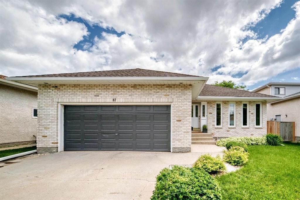 Property Photo: 87 Dowhan Crescent MB R2K 4J5