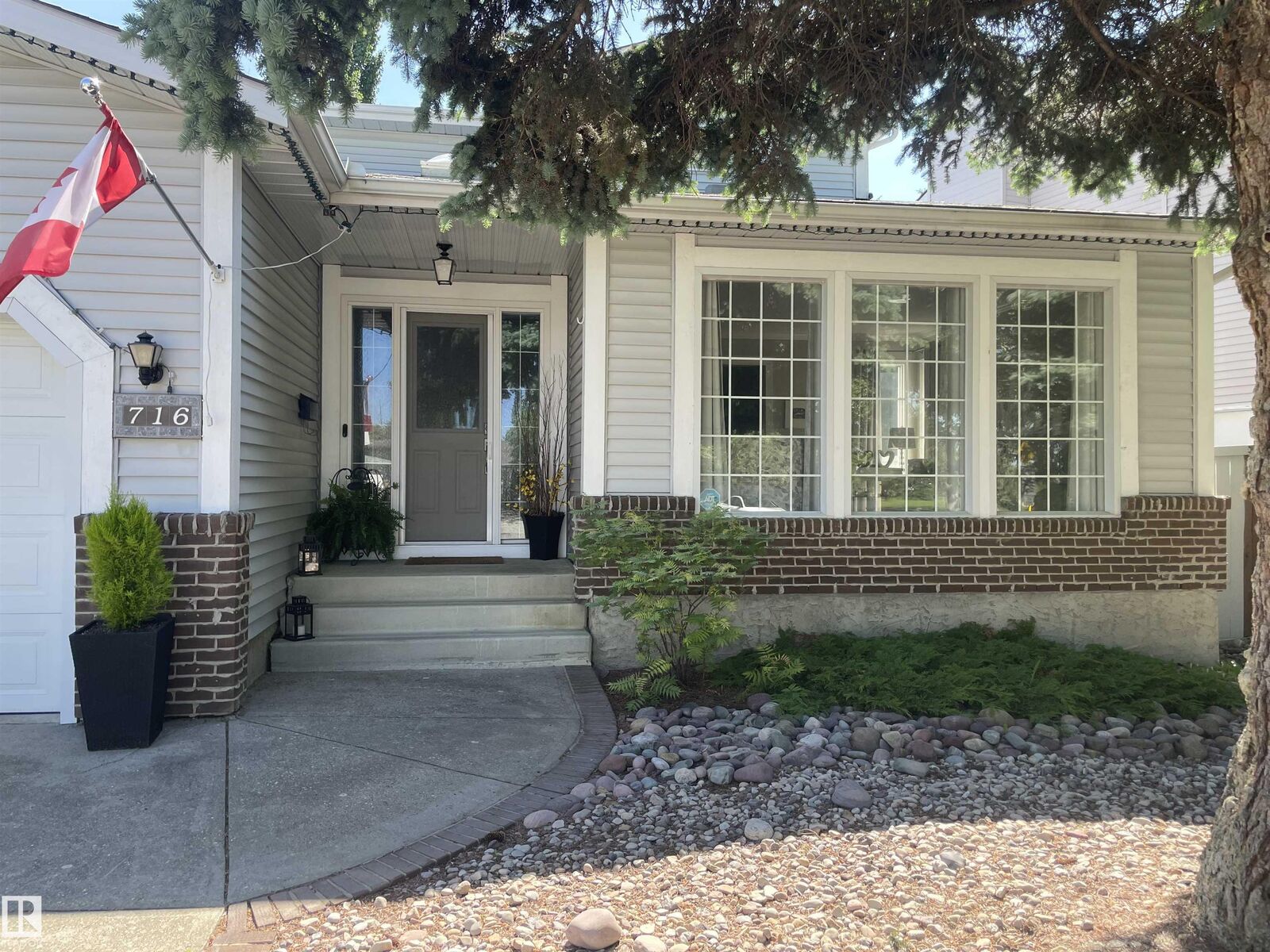 Property Photo: 716 Hendra Crescent NW AB T6R 1S6
