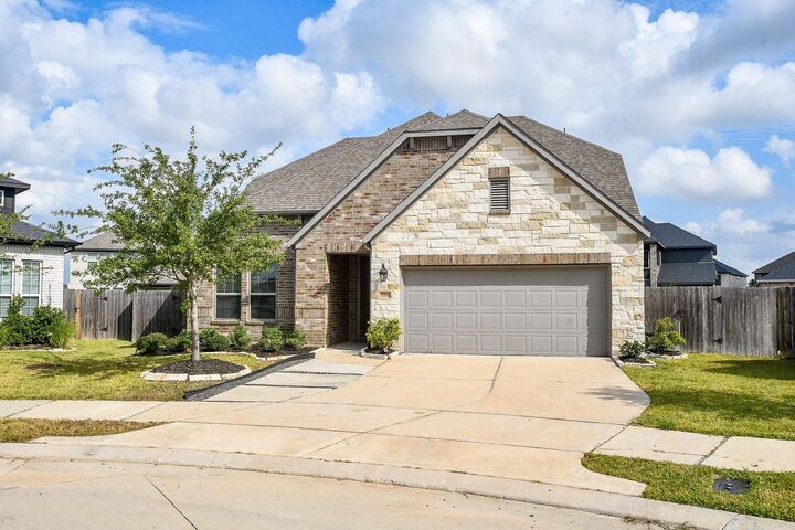 Property Photo: 7702 Kenora Way TX 77407