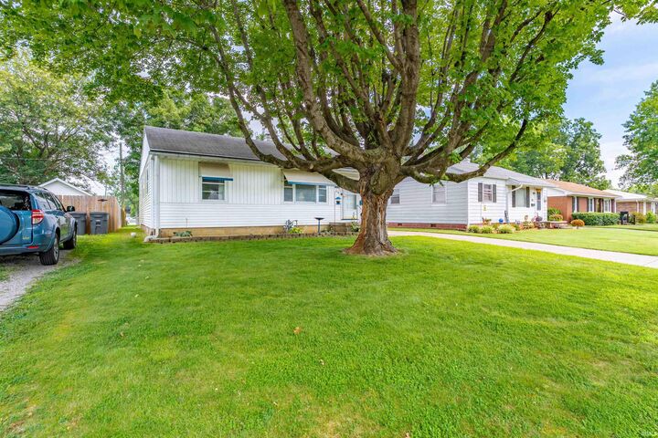 Property Photo:  817 N Kelsey Avenue  IN 47711 