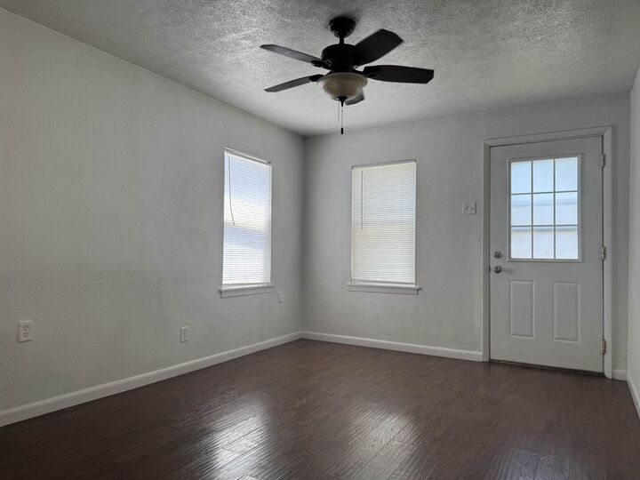 Property Photo: 1115 N Baily 303 East 11th St NE 69101-8435