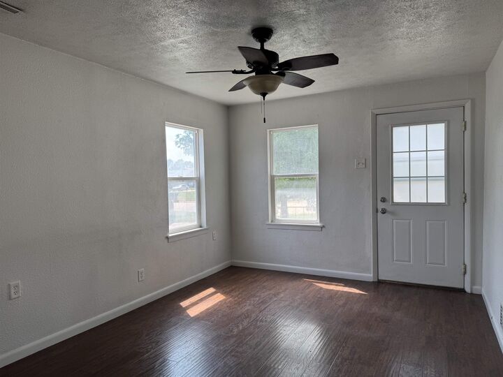 Property Photo:  1115 N Bailey 303 East 11th St  NE 69101-8435 