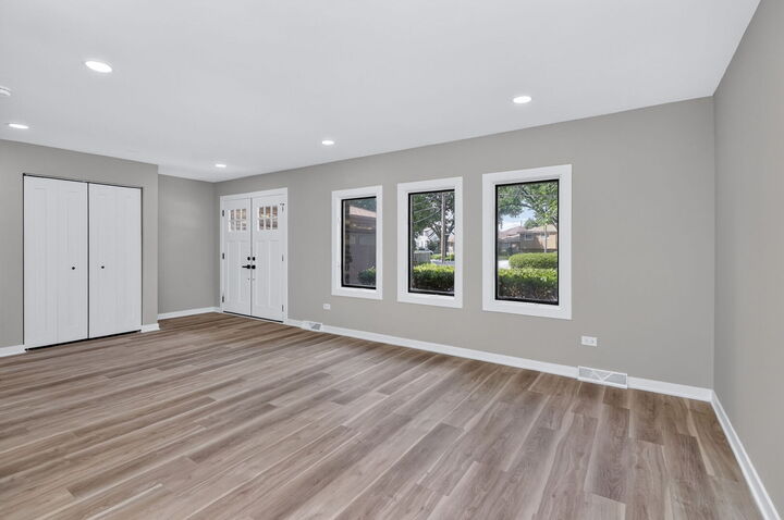 Property Photo: 216 W Kimbell Avenue IL 60126