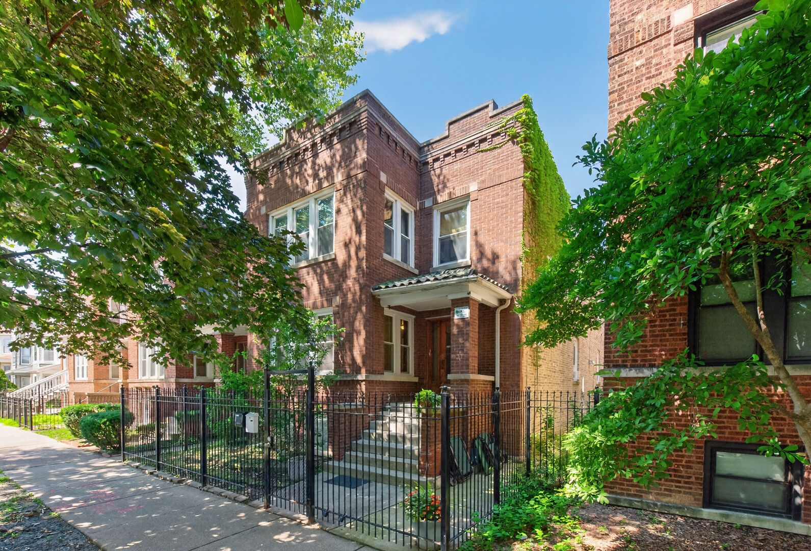 Property Photo:  2926 N Avers Avenue  IL 60618 