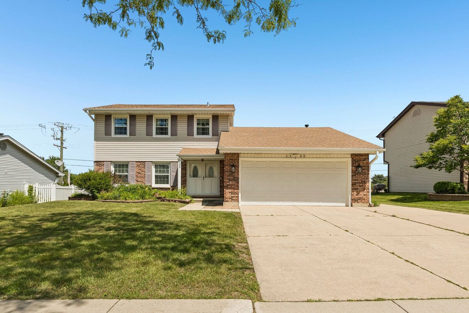 Property Photo: 1105 E Point Drive IL 60193