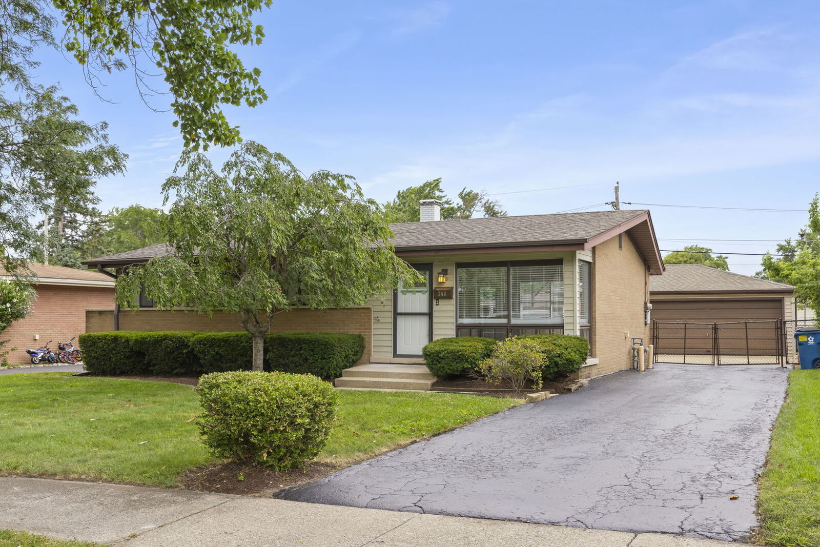 Property Photo: 248 E Wrightwood Avenue IL 60101