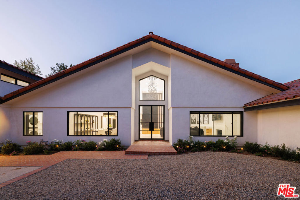 Property Photo: 1396 Kingsboro Court CA 91362