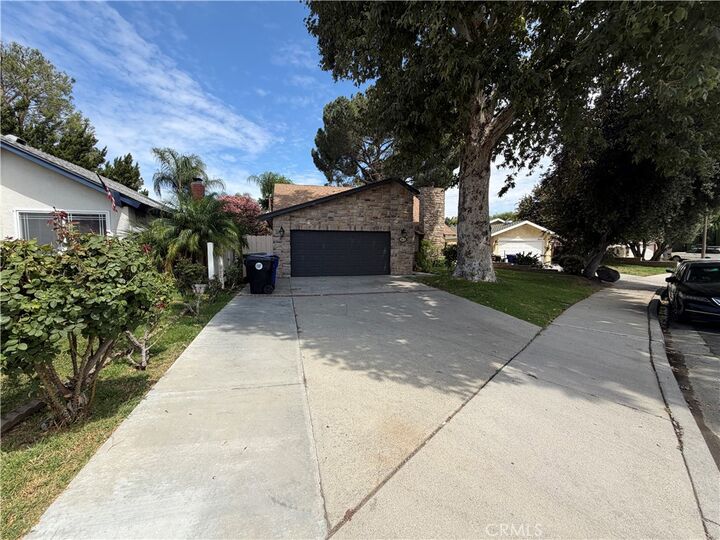 Property Photo:  23521 Via Chantilly  CA 91355 