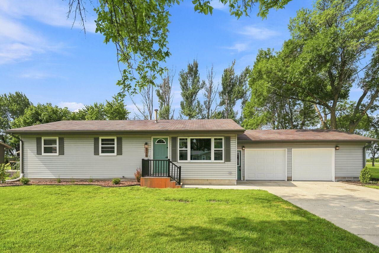 Property Photo:  916 Birch Avenue W  MN 55342 