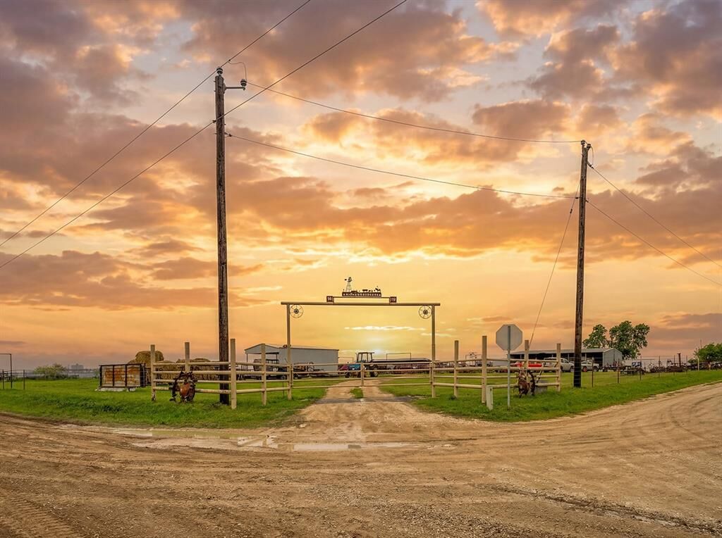 Property Photo: 1010 County Road 382 TX 76238