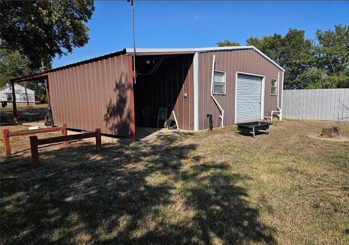 Property Photo: 1347 Farm Road 38 S TX 75421