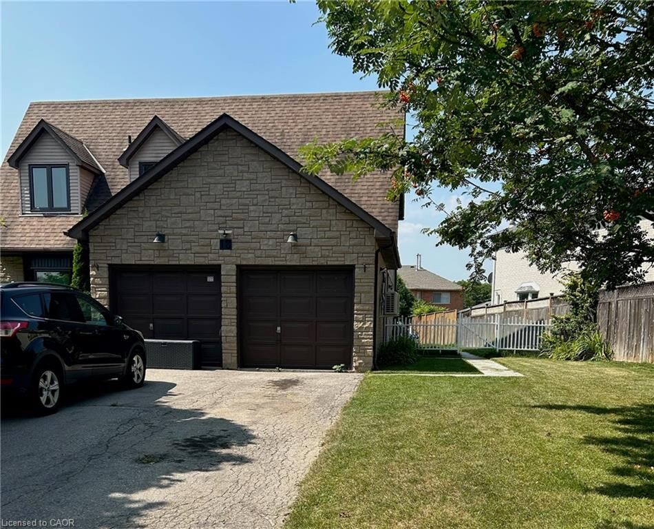 Property Photo: 18 Golfview Crescent Upper ON L9H 6V2