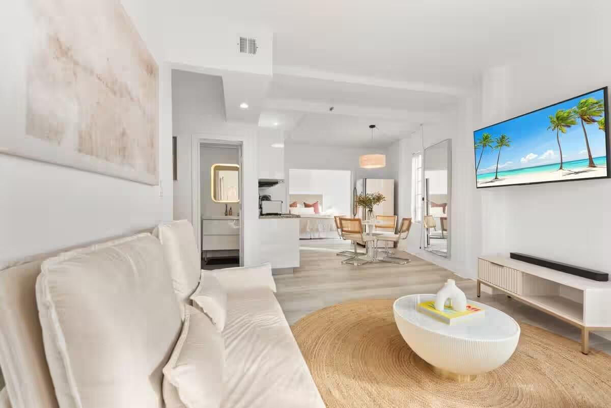 Property Photo: 530 Ocean Drive FL 33139