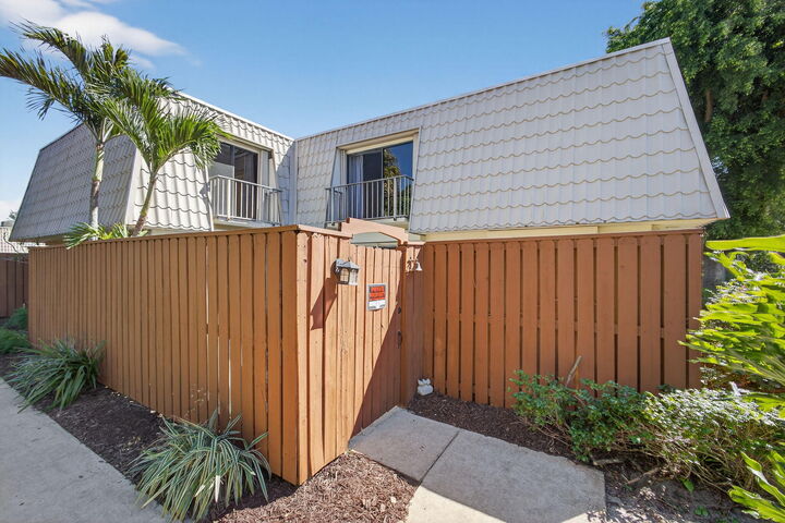 Property Photo:  1700 Embassy Drive 103  FL 33401 
