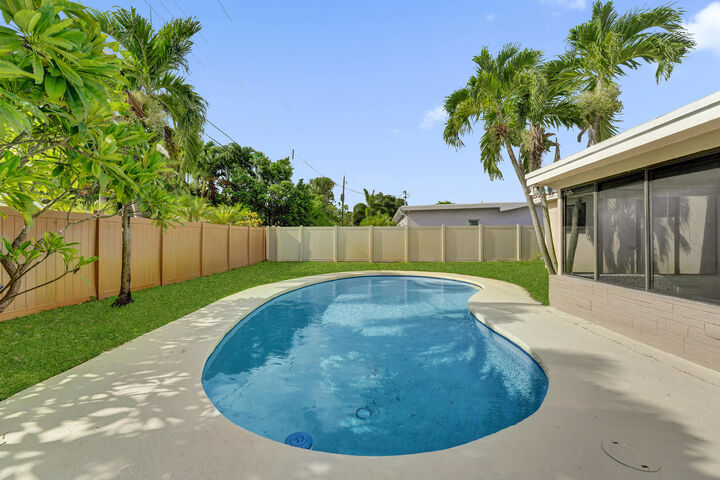 Property Photo:  4360 NE 13th Avenue  FL 33334 