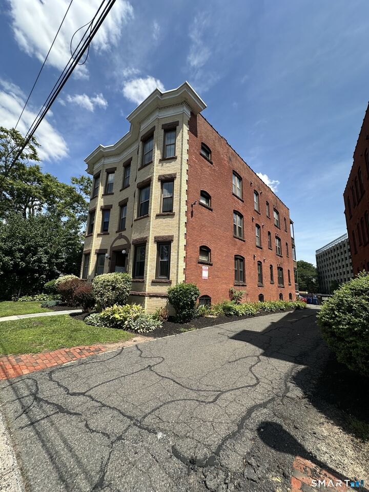 Property Photo:  36 Essex Street 1C  CT 06114 