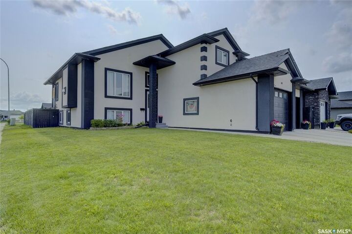 Property Photo: 619 Maple Crescent SK S0K 4S0