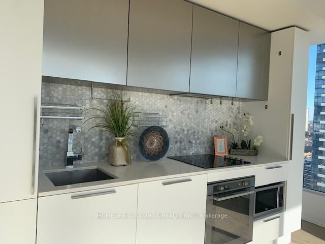 Property Photo:  85 Wood Street 2216  ON M4Y 0E8 