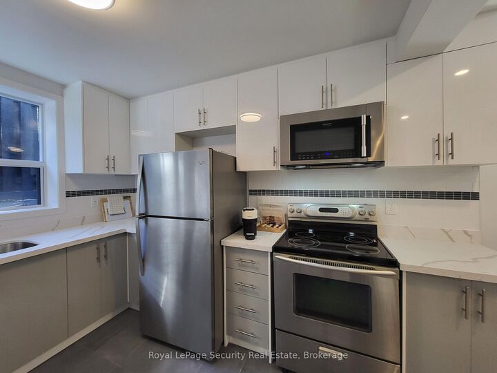 Property Photo: 328 Lakeshore Road 2 ON L5G 1H4