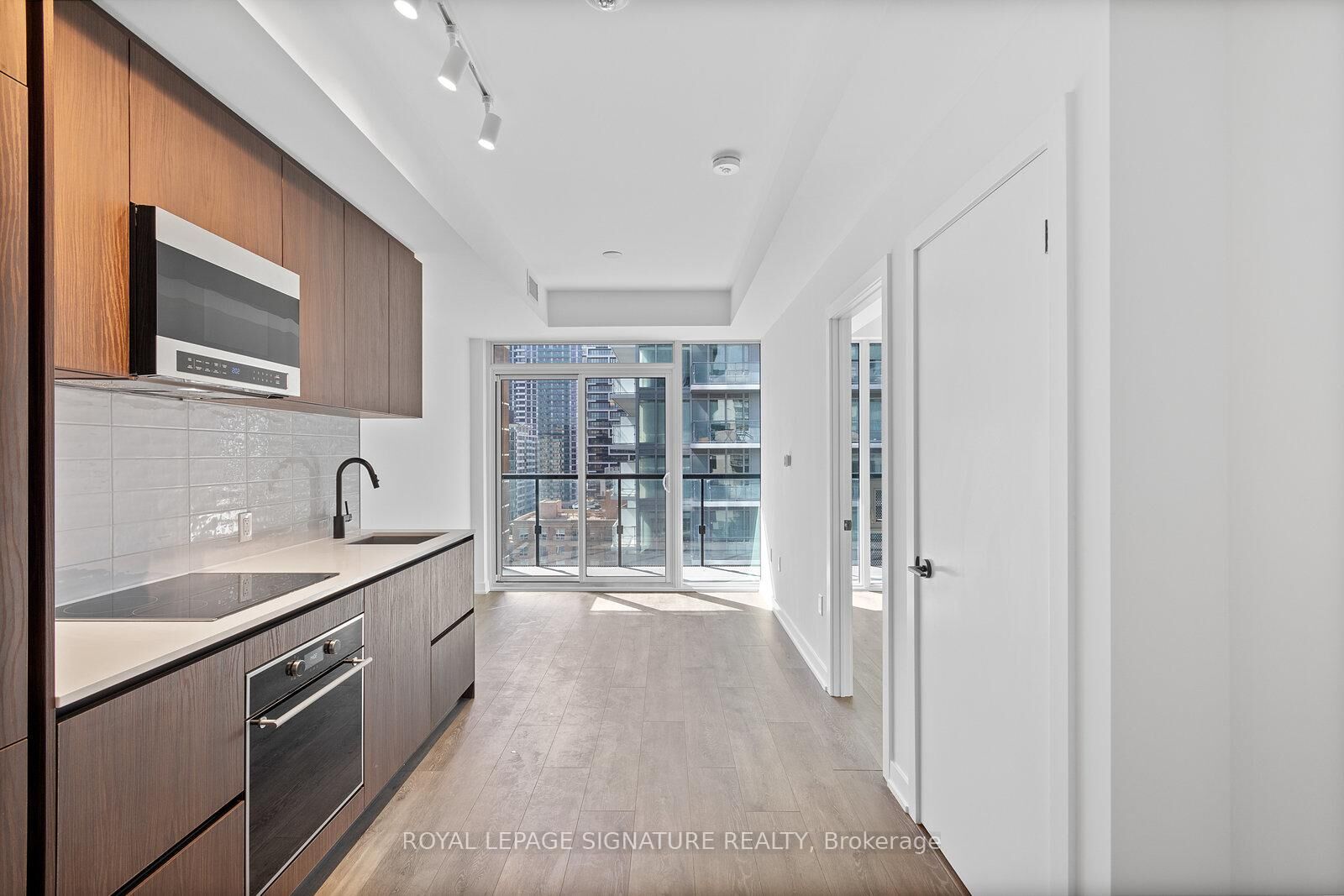 Property Photo: 127 Broadway Avenue 1205 ON M4P 1V4