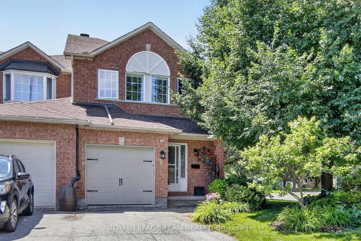 Property Photo: 2 Wittingham Drive ON K2G 6H1
